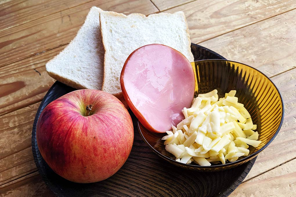 【めがねくもる！オオト家の食卓】第22回  出来立て熱々「旬のリンゴととろ～りチーズのお手軽ホットサンド」