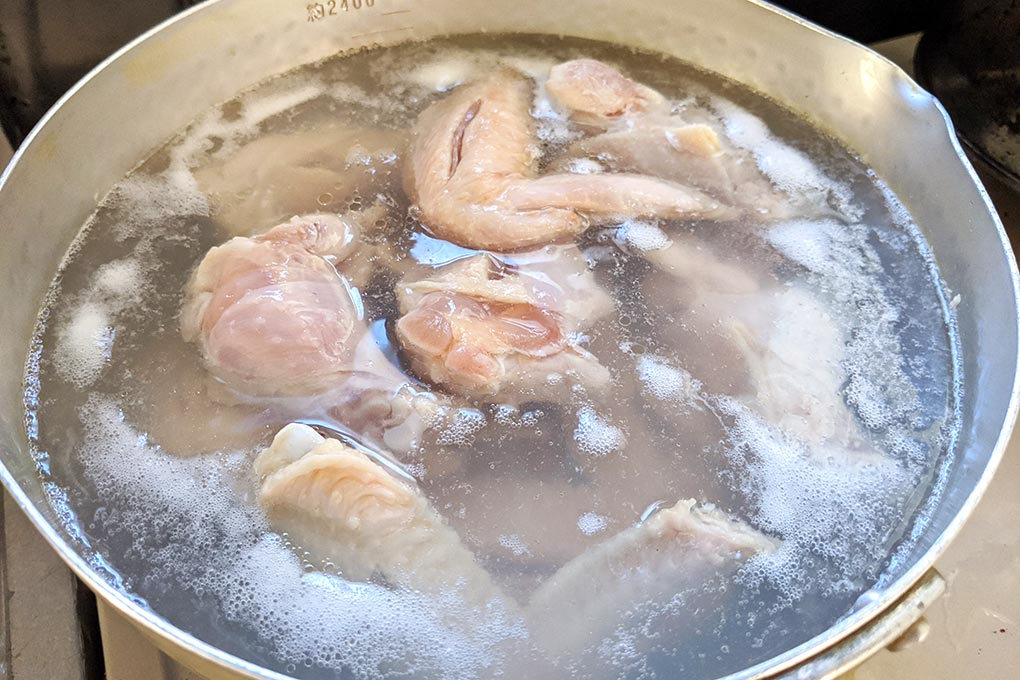 【めがねくもる！オオト家の食卓】第26回 風邪予防にぴったり薬味たっぷり「サムゲタン風の鶏鍋」